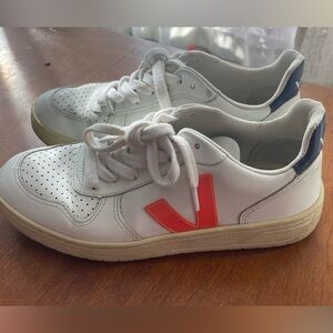 Women’s Veja sneaker, size 5